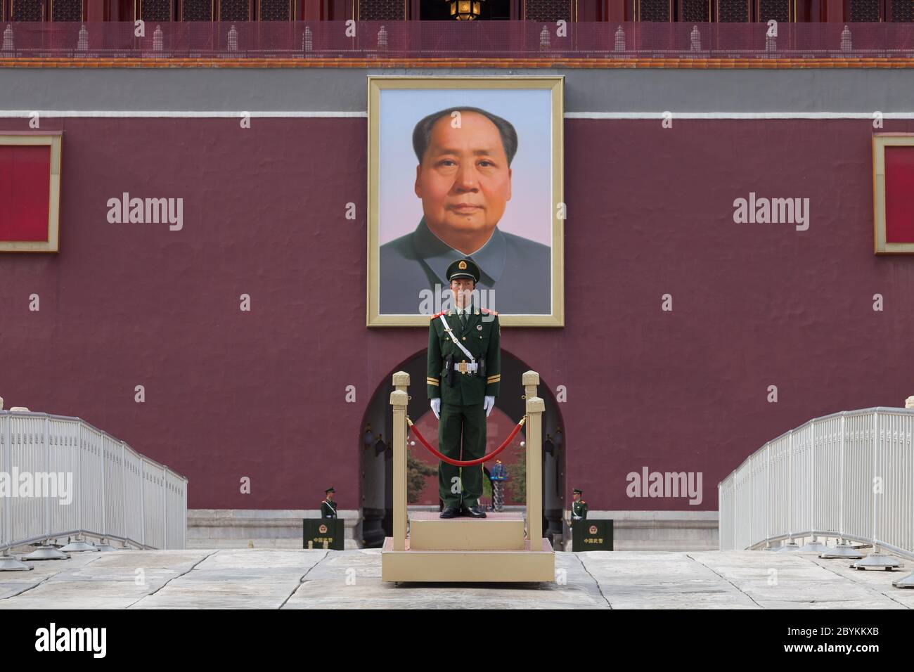 Place Tiananmen, entrée à la Cité interdite. Un soldat chinois se tient à l'attention avec un portrait de Mao Tsé-toung derrière son dos. Banque D'Images