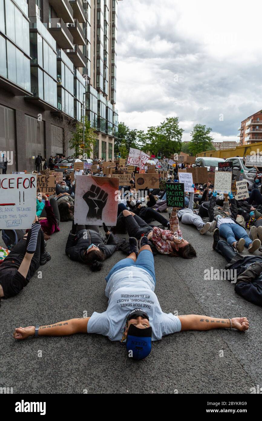 Des manifestants se trouvent sur une route à l'extérieur de l'ambassade américaine lors d'une manifestation Black Lives Matters, Nine Elms, Londres, 7 juin 2020 Banque D'Images