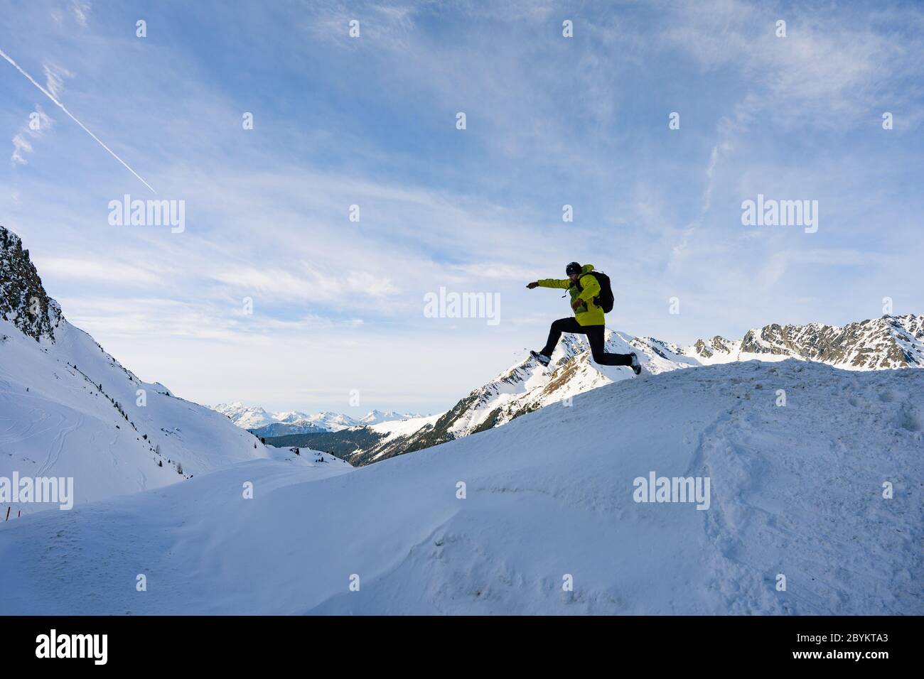 Aventure en montagne succès Haut escalade neige Climber randonnée Extreme Peak Man Travel Sky Sport montée Sommet force High Blue Victory alpinisme O Banque D'Images
