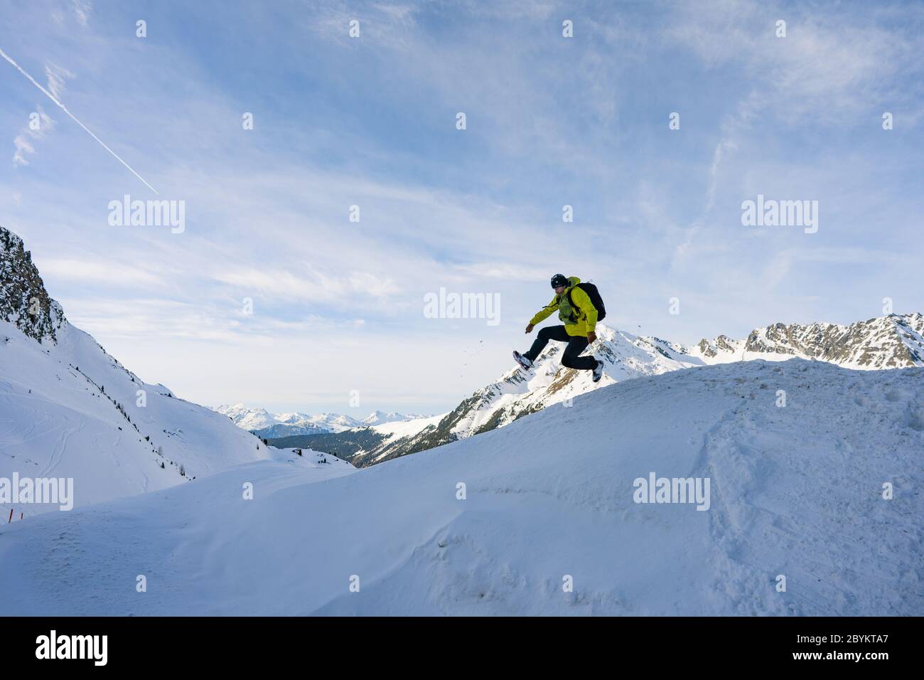 Aventure en montagne succès Haut escalade neige Climber randonnée Extreme Peak Man Travel Sky Sport montée Sommet force High Blue Victory alpinisme O Banque D'Images