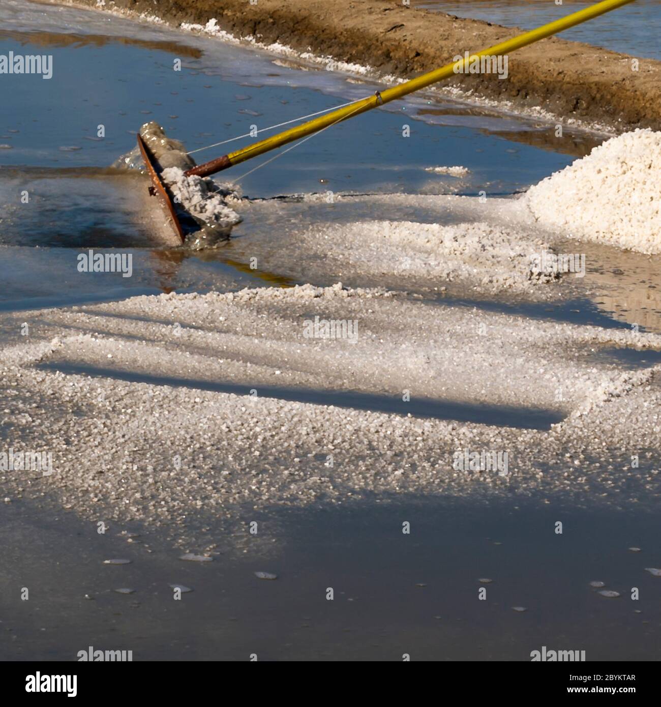 Production de sel de mer dans la Guérande près de Saint-Nazaire, France Banque D'Images