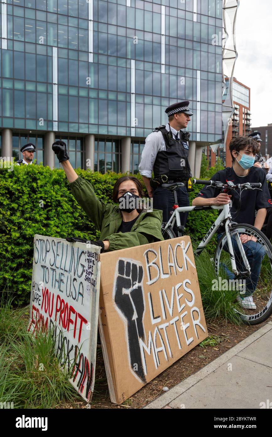 Un manifestant s'agenouille de panneaux devant l'ambassade américaine lors d'une manifestation Black Lives Matters, Nine Elms, Londres, 7 juin 2020 Banque D'Images