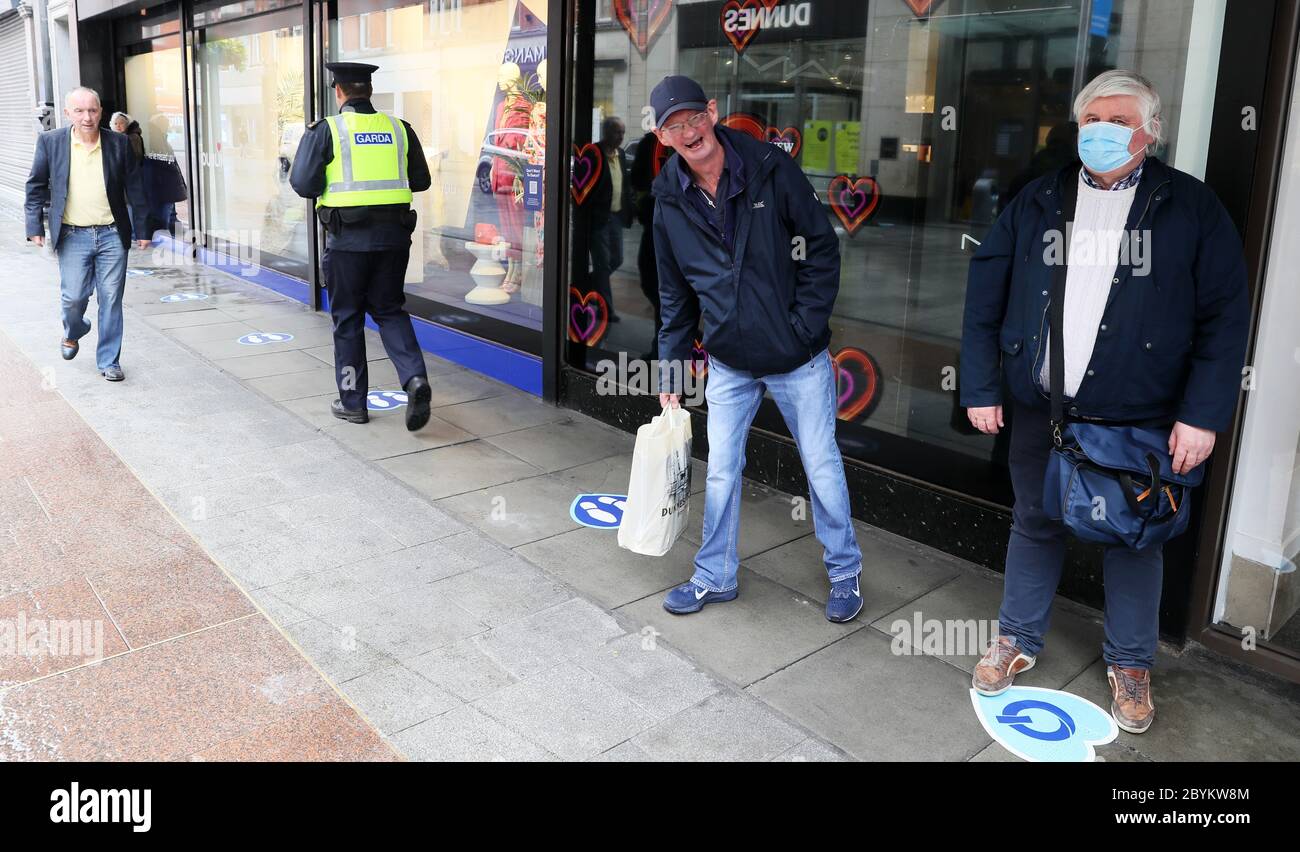 John Crowley (à droite), premier grand magasin en ligne sur Henry Street à Dublin, alors qu'il rouvre pour la première fois après que les restrictions de verrouillage ont été assouplies en République d'Irlande. Banque D'Images