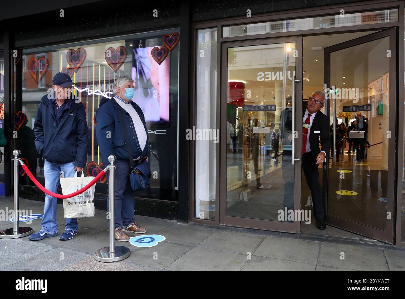 John Crowley (au centre), premier grand magasin en ligne sur Henry Street à Dublin, alors qu'il rouvre pour la première fois après que les restrictions de verrouillage ont été assouplies en République d'Irlande. Banque D'Images