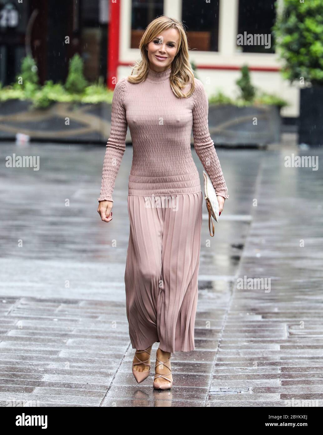 Amanda Holden a vu partir de Global radio Studios à LondonAmanda Holden vu partir de Global radio Studios à Londres. Banque D'Images