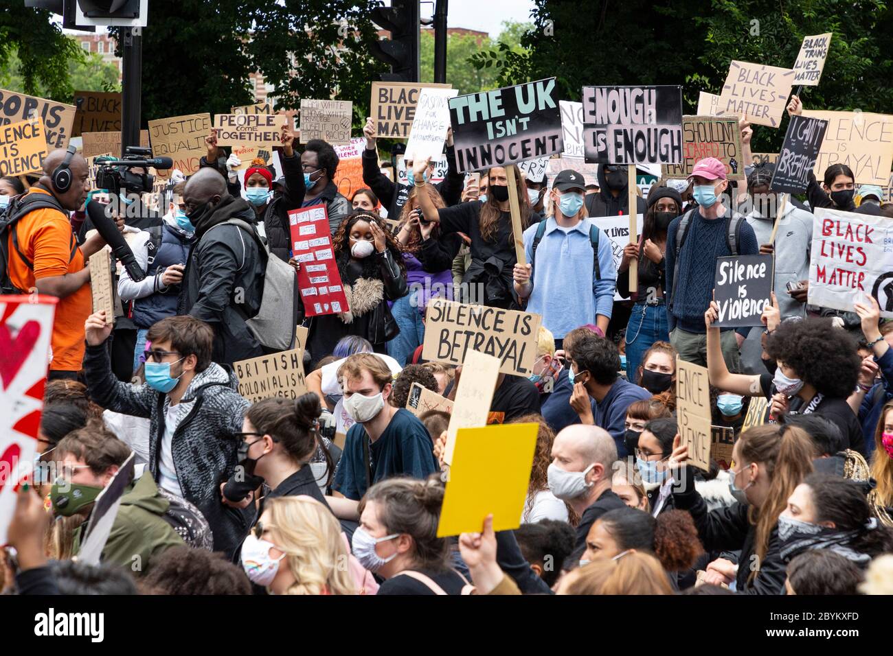 Une foule de manifestants se sont rassemblés devant l'ambassade américaine lors d'une manifestation Black Lives Matters, Nine Elms, Londres, 7 juin 2020 Banque D'Images