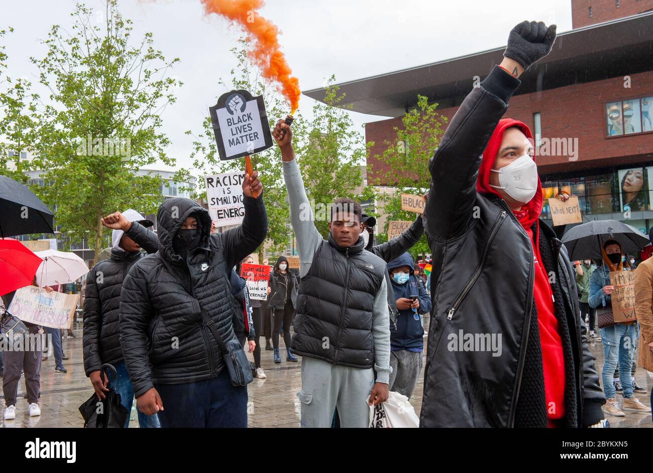 ENSCHEDE, PAYS-BAS - 05 JUIN 2020 : des manifestants manifestent dans la pluie battante du centre d'Enschede pour protester contre le meurtre Banque D'Images