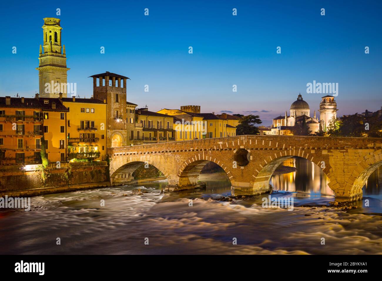 Ponte Pietra sur la rivière Adige avec Anastasia la cathédrale et les toits de au-delà de Vérone, Vénétie, Italie Banque D'Images
