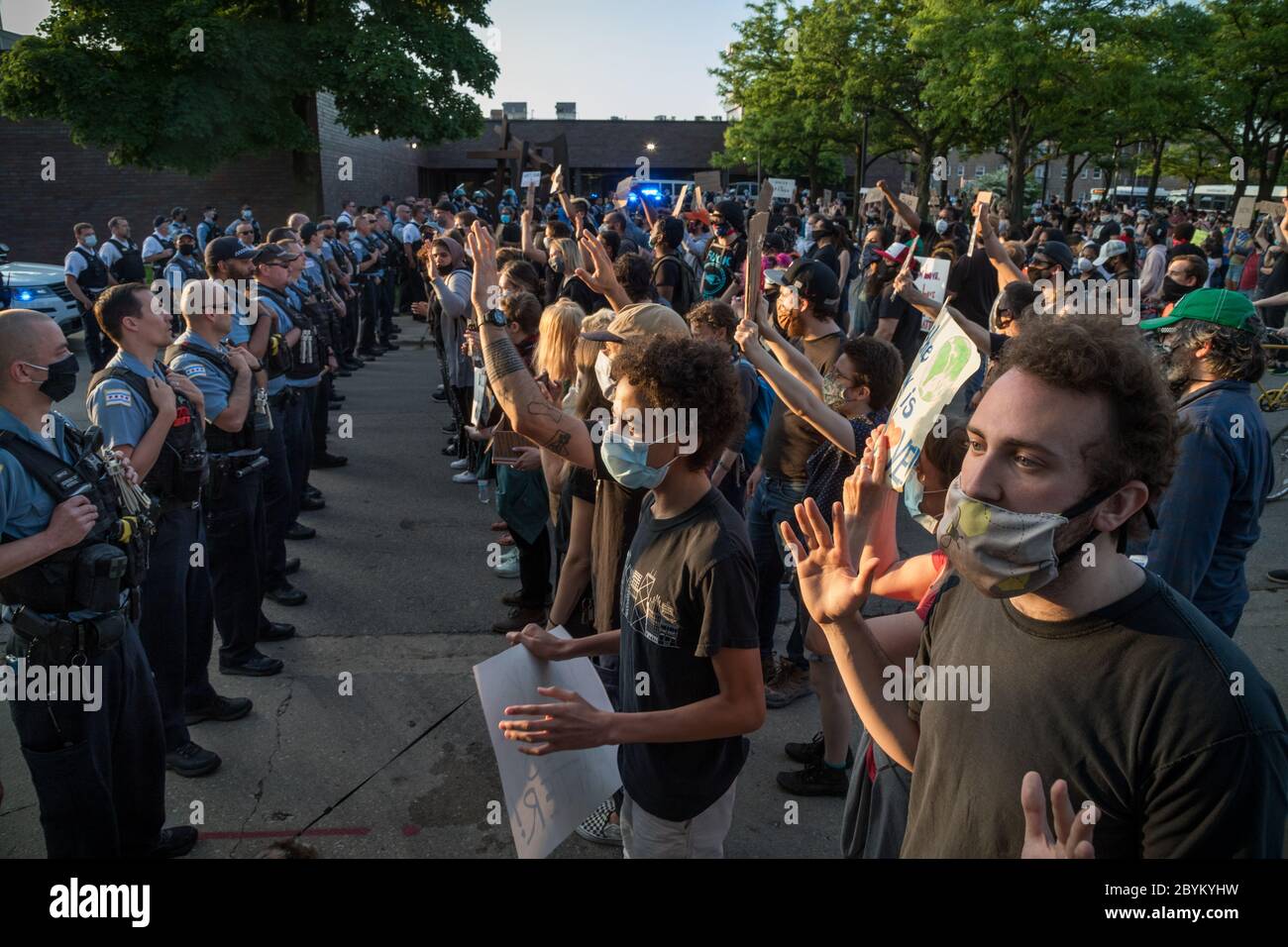 Les policiers de Chicago sont en face avec les manifestants au 24e District police Station, dans le quartier du Rogers Park, à l'extrême nord, le 3 juin 2020. Après un rassemblement communautaire en faveur de la Black Lives Matter, environ 200 manifestants ont poursuivi la manifestation en marchant jusqu'au poste de police de Clark Street où s'est ensuivie une impasse tendue de 30 minutes devant le bâtiment. Les manifestants ont scandé « dites leurs noms », « pas de justice, pas de paix » et d'autres slogans. La ligne des policiers était toujours là et ne disait rien en retour. Finalement, les manifestants se sont enrarés et ont continué à marcher vers le sud sur la rue Clark Banque D'Images