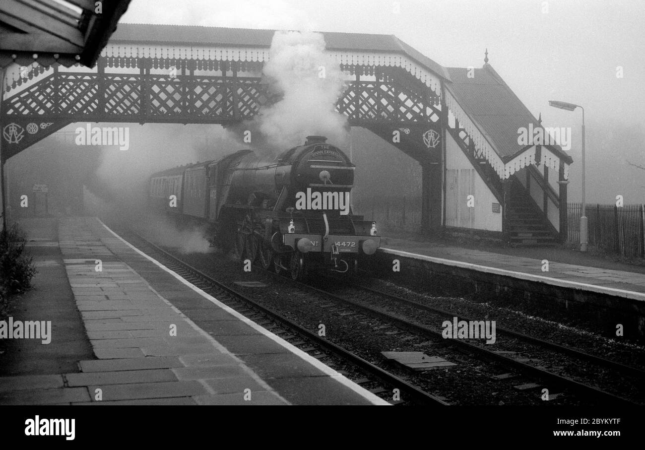 LA locomotive à vapeur de classe A3 de LNER « Flying Scotsman » dirige le train d'excursion au théâtre Swan Express à travers la gare de Wilmotte, dans le brouillard, Warwickshire, Angleterre, Royaume-Uni. 29 novembre 1986. Banque D'Images
