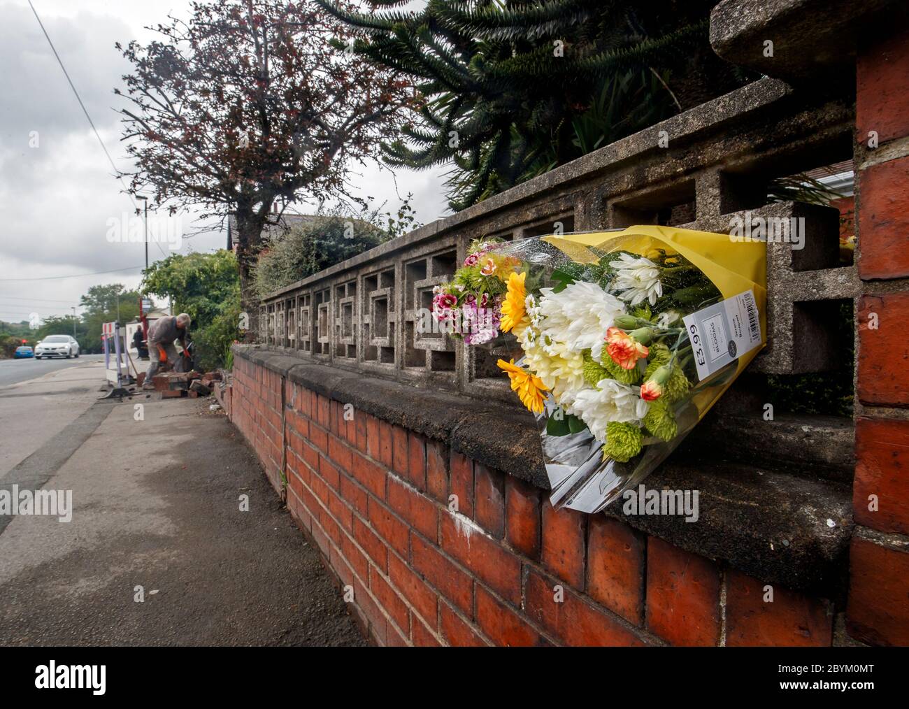 Hommages floraux sur Leeds Road à Outwood, après la mort d'un piéton après qu'il ait été frappé par une voiture pourchassée par la police. Banque D'Images