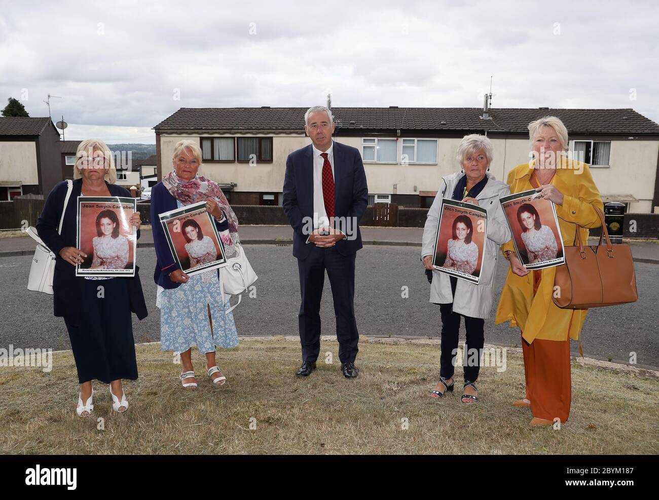 Jon Boutcher, ancien chef de police du Bedfordshire, aux côtés des sœurs de Jean Smyth-Campbell (de gauche à droite) Margaret McQuillan, Ann Silcock, Pat Smith et Sheila Denvir, avant une nouvelle enquête indépendante sur le meurtre de la jeune mère. Banque D'Images