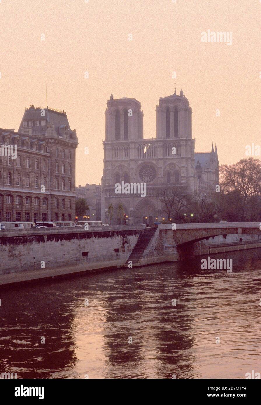 Photo d'archives illustration tôt le matin à la cathédrale notre-Dame de Paris vers 1974 une image numérisée Banque D'Images