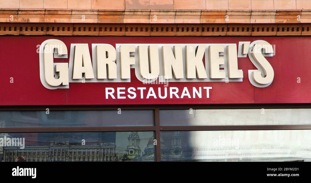 Londres, Royaume-Uni. 10 juin 2020. Le panneau du restaurant Garfunkels est visible dans l'une de ses succursales. Le groupe de restaurants (TRG) a confirmé qu'il va supprimer jusqu'à 3,000 emplois et fermer 125 restaurants Frankie & Benny. La société qui possède également Wagamama, Garfunkels et Chiquito, a également indiqué que leur gros plan tomberait principalement sur ses restaurants Frankie et Benny, mais d'autres chaînes seront également touchées. Crédit : Keith Mayhew/SOPA Images/ZUMA Wire/Alay Live News Banque D'Images