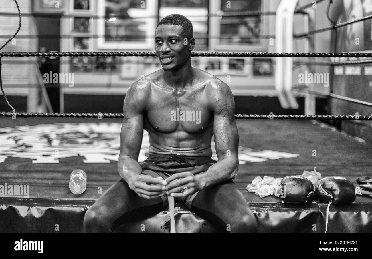 Le boxeur Shakan Pitters s'entraîne à Eastside Boxing Gym à Birmingham, après l'introduction de mesures pour faire sortir l'Angleterre du confinement. Banque D'Images