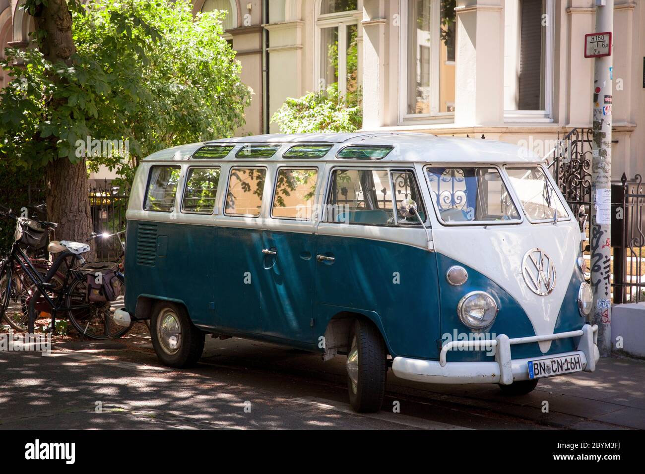 Volkswagen T1, VW van, appelé Bulli dans le district de Suedstadt, Bonn, Rhénanie-du-Nord-Westphalie, Allemagne. Volkswagen T1, VW-bus, Bulli in der Suedstadt, Banque D'Images