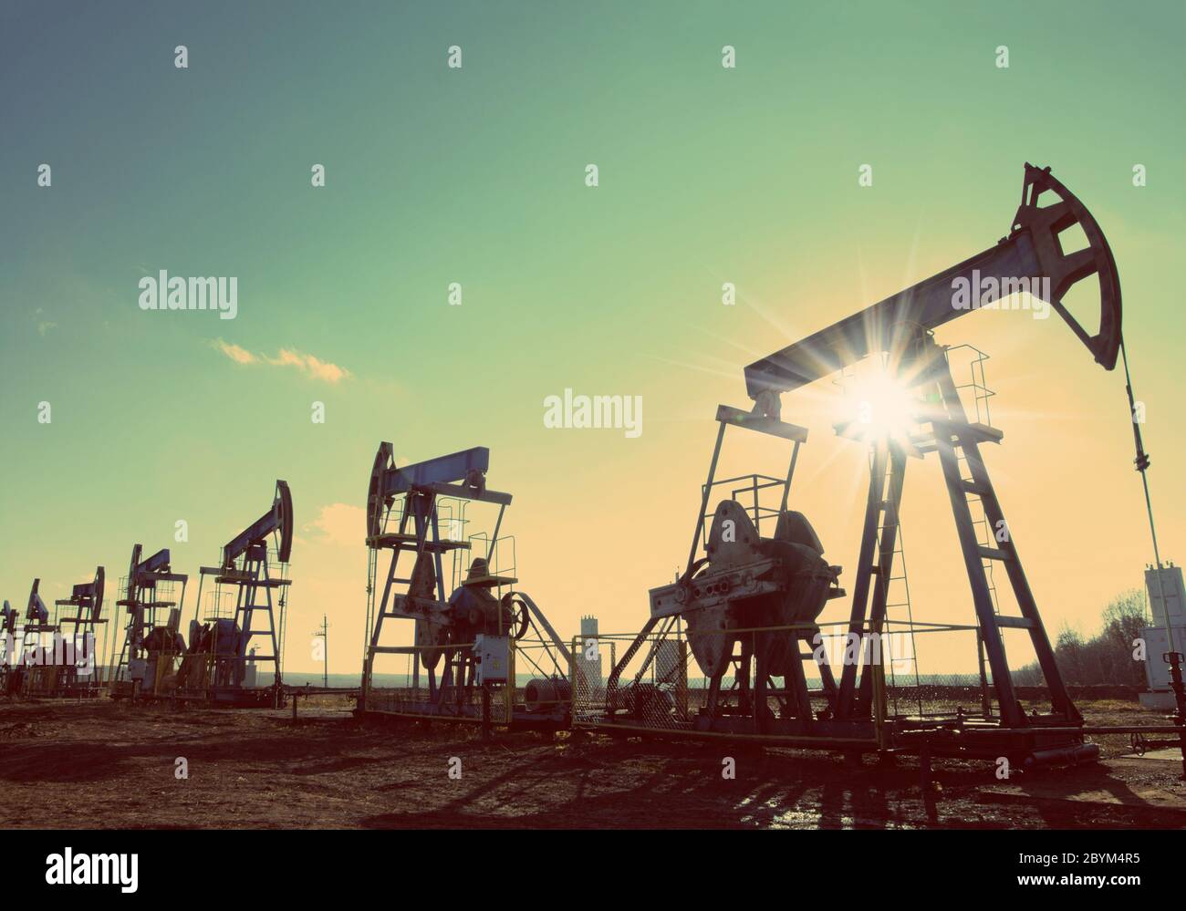 pompes à huile pour une silhouette au soleil - style rétro vintage Banque D'Images