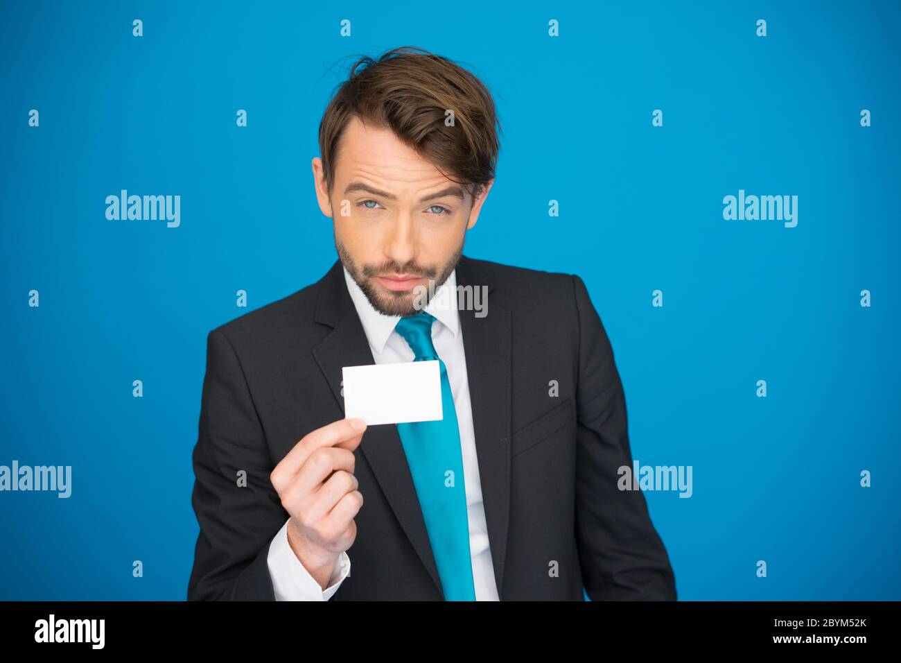 Handsome businessman showing blank business card Banque D'Images