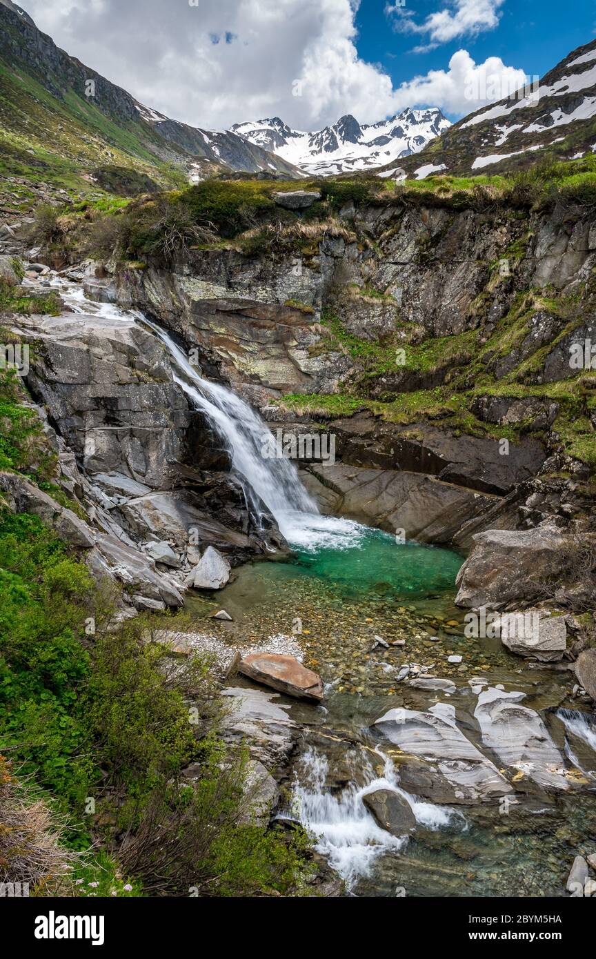 kleiner Wasserfall mit Pool im Unteralptal BEI Andermatt Banque D'Images