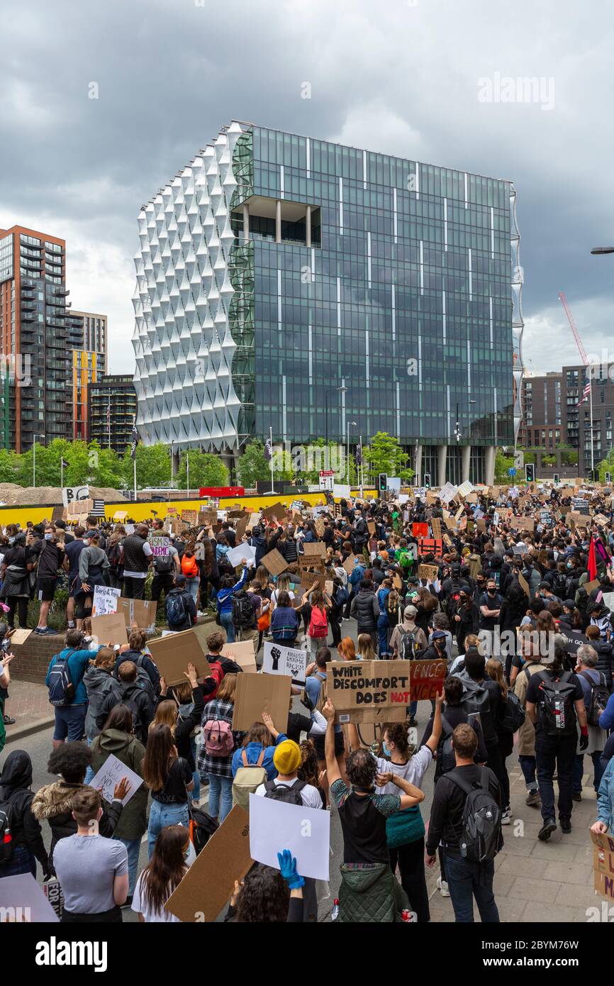 Une foule de manifestants se sont rassemblés devant l'ambassade américaine lors d'une manifestation Black Lives Matters, Nine Elms, Londres, 7 juin 2020 Banque D'Images