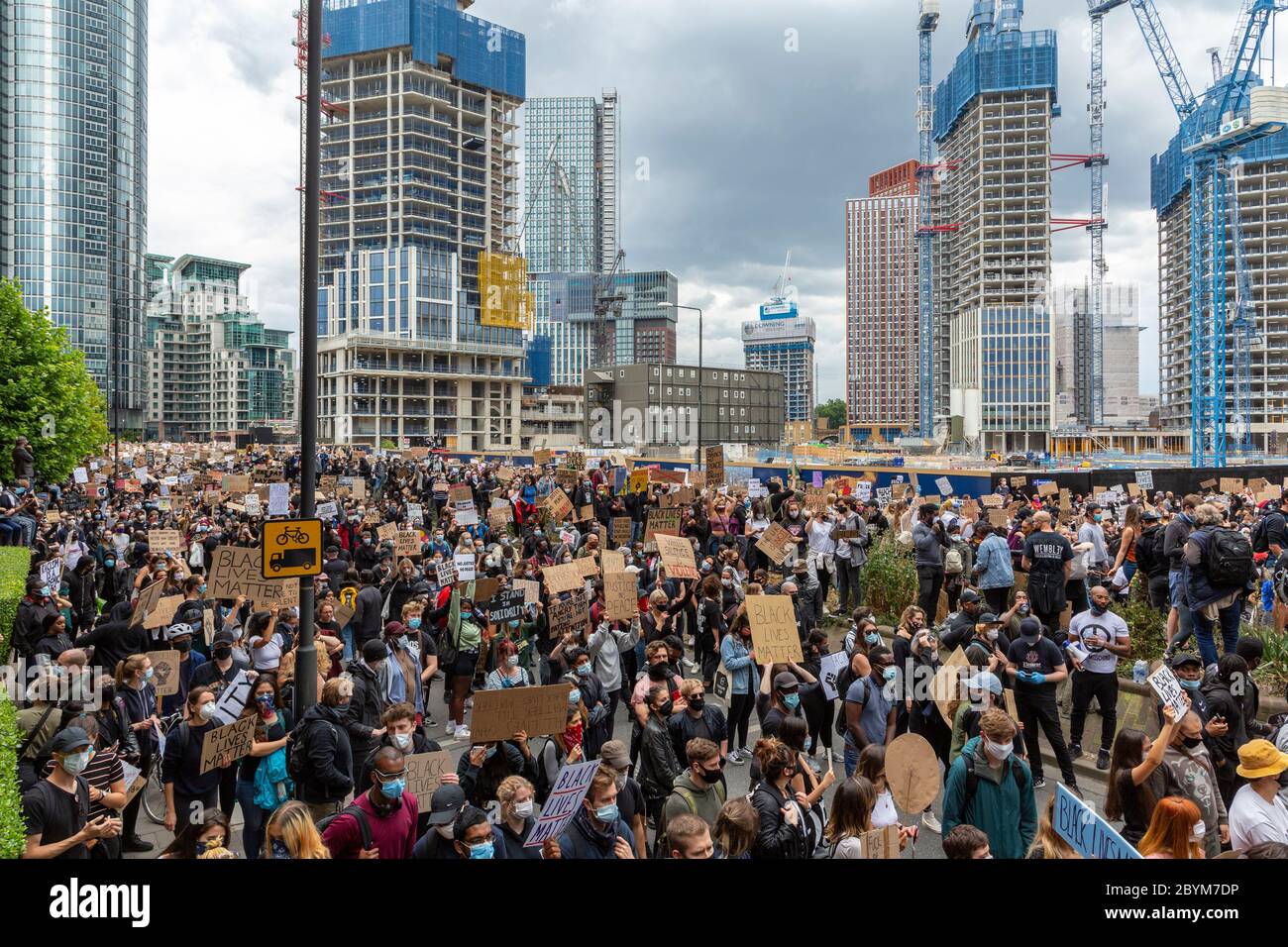 Une foule de manifestants se sont rassemblés devant l'ambassade américaine lors d'une manifestation Black Lives Matters, Nine Elms, Londres, 7 juin 2020 Banque D'Images