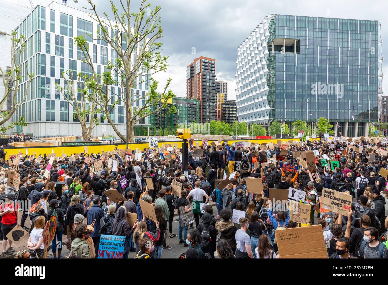 Une foule de manifestants se sont rassemblés devant l'ambassade américaine lors d'une manifestation Black Lives Matters, Nine Elms, Londres, 7 juin 2020 Banque D'Images