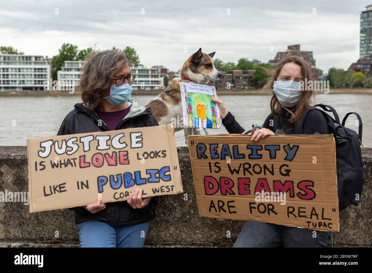 Deux manifestants se reposant avec leur chien à côté de la Tamise lors d'une manifestation Black Lives Matters, Nine Elms, Londres, 7 juin 2020 Banque D'Images