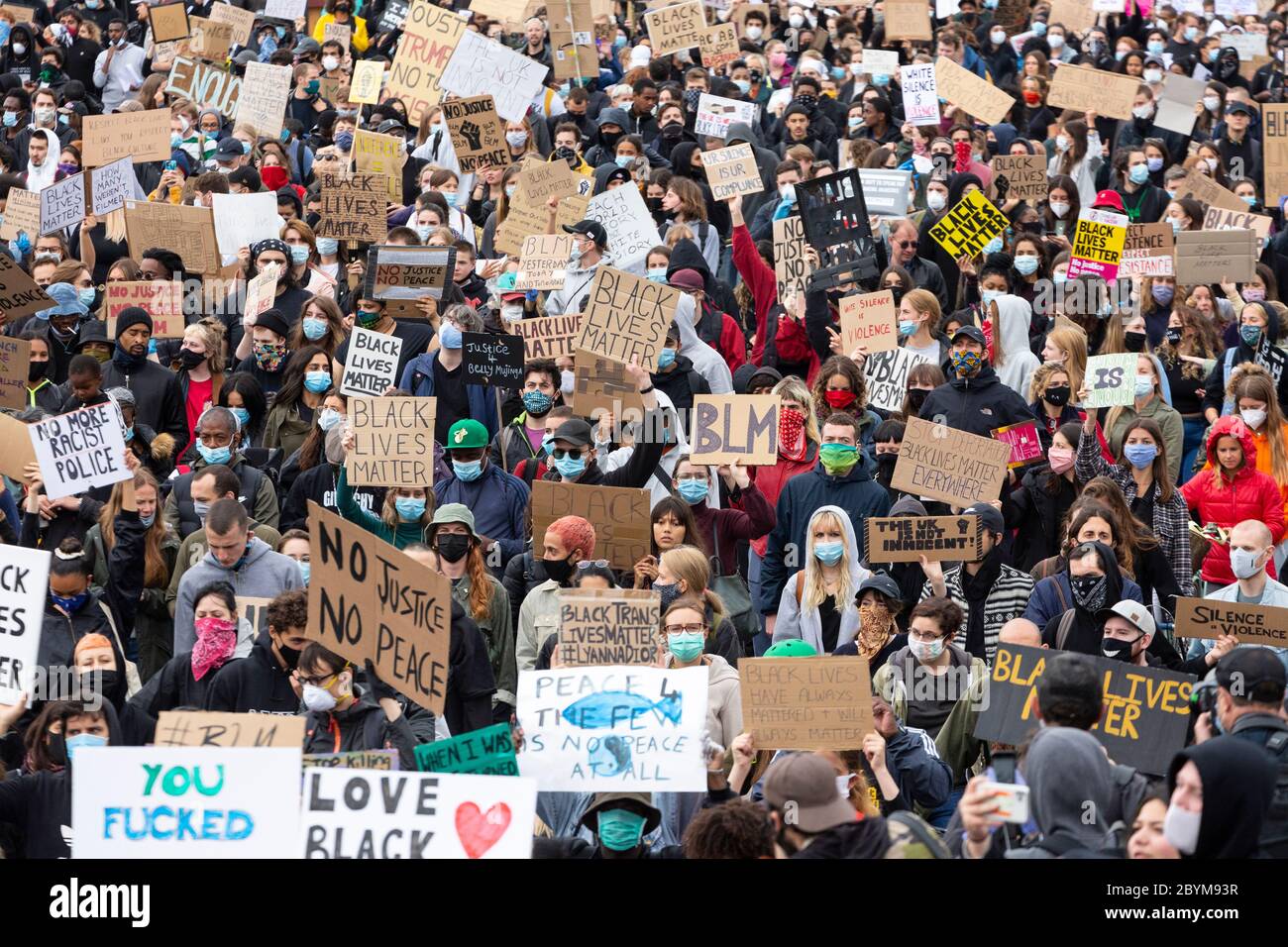 Une grande foule de manifestants tenant des panneaux sur le pont Vauxhall lors d'une manifestation Black Lives Matters, Londres, 7 juin 2020 Banque D'Images