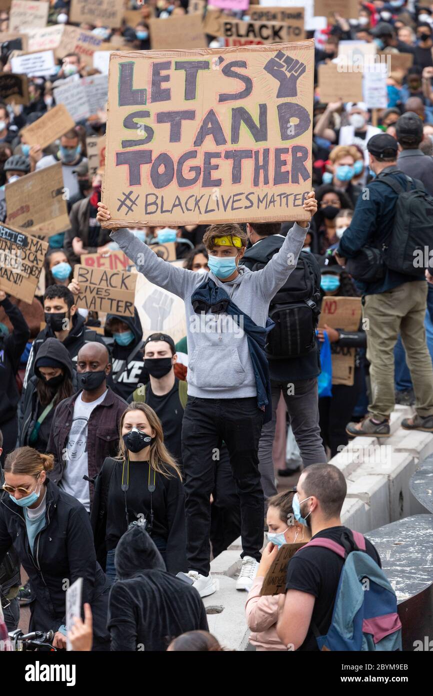 Une foule traverse le pont Vauxhall lors d'une manifestation Black Lives Matters, Londres, 7 juin 2020 Banque D'Images