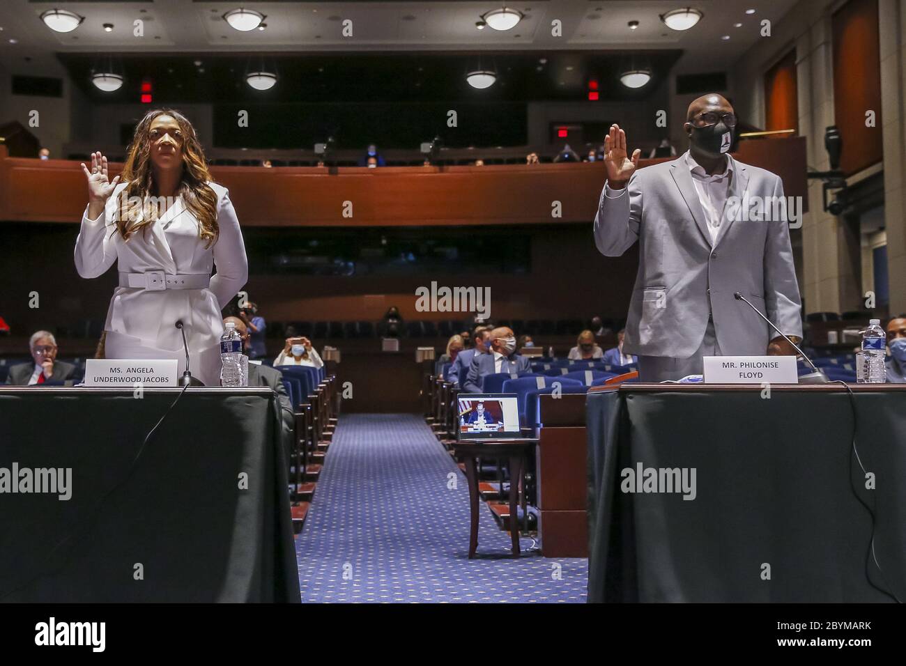 Washington, États-Unis. 10 juin 2020. Philonise Floyd, frère de George Floyd, a prêté serment lors d'une audience de la Commission judiciaire de la Chambre des communes pour discuter de brutalité policière et de profilage racial le mercredi 10 juin 2020. Le comité étudie les pratiques policières et la responsabilité à la lumière du décès de George Floyd alors qu'il était en détention à Minneapolis à la fin de mai. Photo de pool par Michael Reynolds/UPI crédit: UPI/Alay Live News Banque D'Images