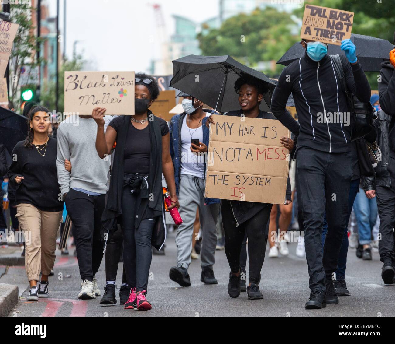Des manifestants défilent lors d'une manifestation Black Lives Matters, Londres, 7 juin 2020 Banque D'Images