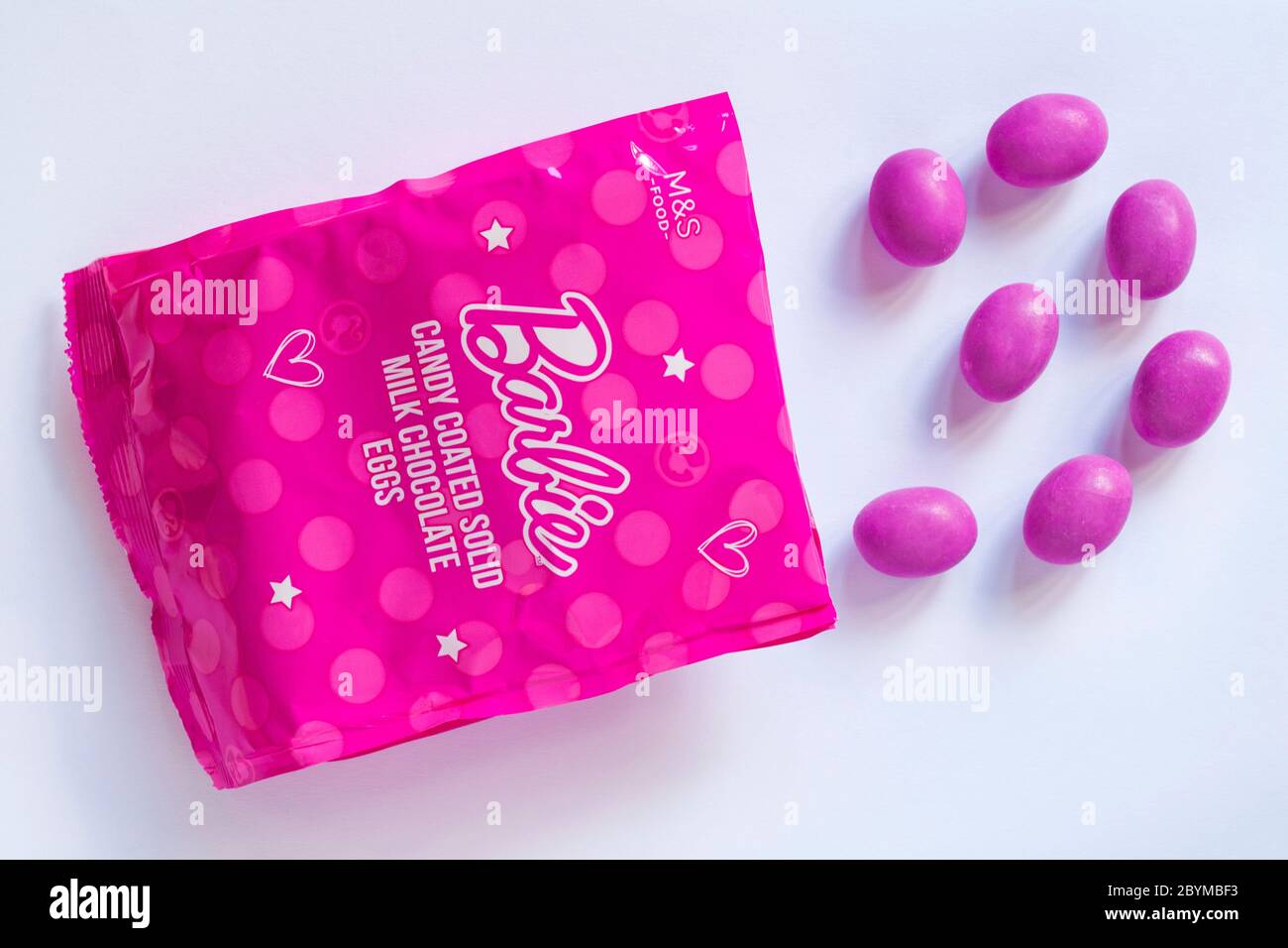 Paquet de bonbons Barbie enrobé œufs de chocolat au lait solide ouvert avec  le contenu renversé isolé sur fond blanc Photo Stock - Alamy