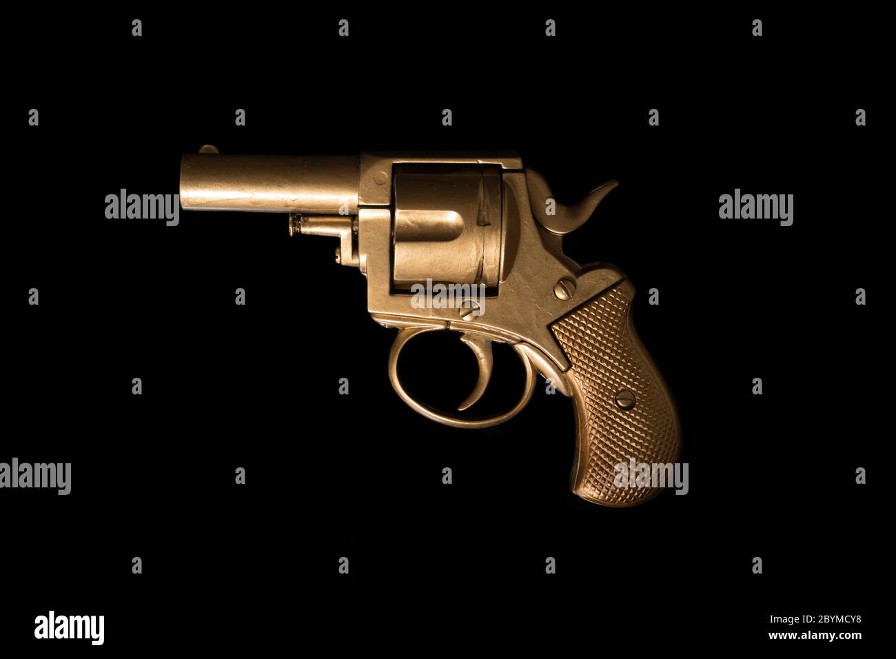 Old hand gun sur fond sombre Banque D'Images