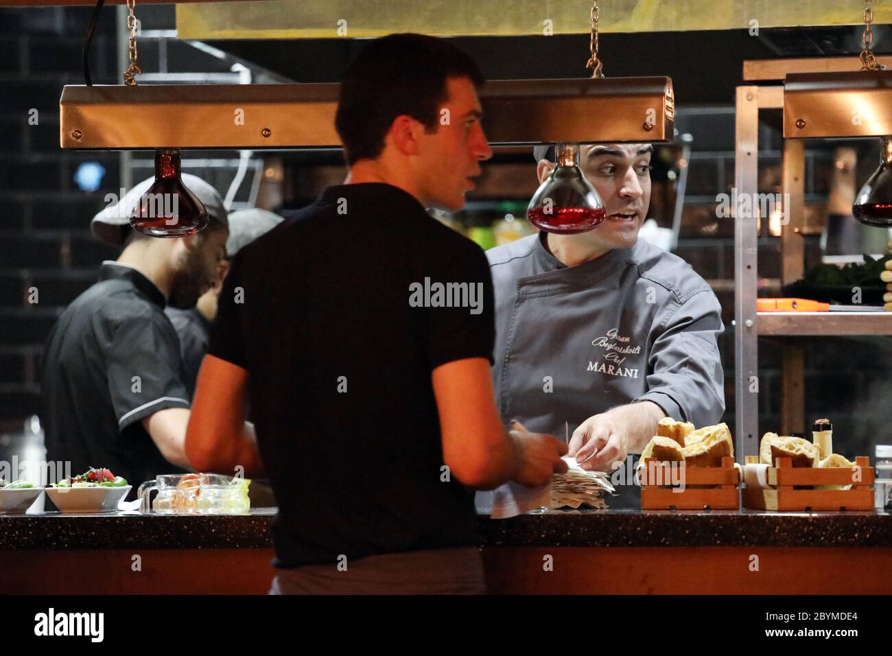 19.07.2018, Tbilissi, Géorgie - Cook et personnel de service au travail dans un restaurant. 00S180719D050CAROEX.JPG [AUTORISATION DU MODÈLE : NON, AUTORISATION DU PROPRIÉTAIRE : NON (C) Banque D'Images