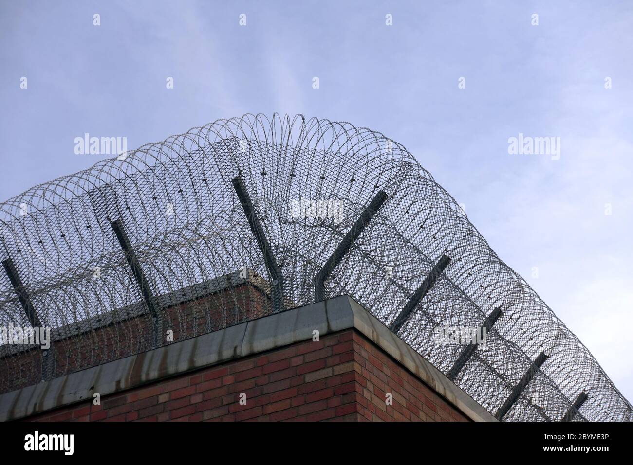 05.04.2019, Berlin, , Allemagne - rouleaux de fils barbelés sur un mur de prison. 00S190405D242CAROEX.JPG [AUTORISATION DU MODÈLE : NON APPLICABLE, AUTORISATION DU PROPRIÉTAIRE : NON (C Banque D'Images