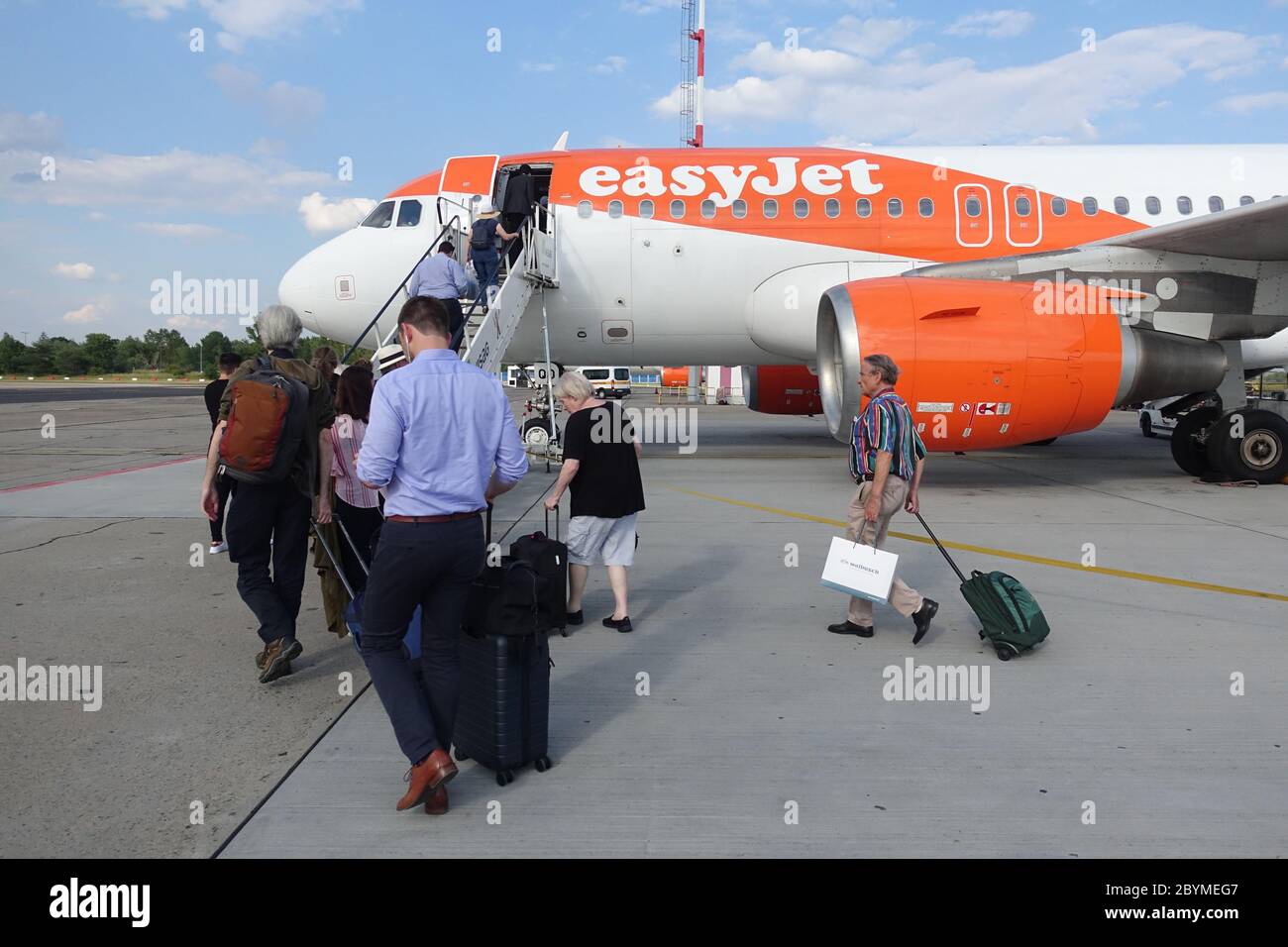 17.06.2019, Schoenefeld, Brandebourg, Allemagne - les voyageurs embarquèrent dans un avion de la compagnie aérienne easyjet à l'aéroport de Schoenefeld. 00S190617D081CAROEX.JPG [MODÈLE Banque D'Images