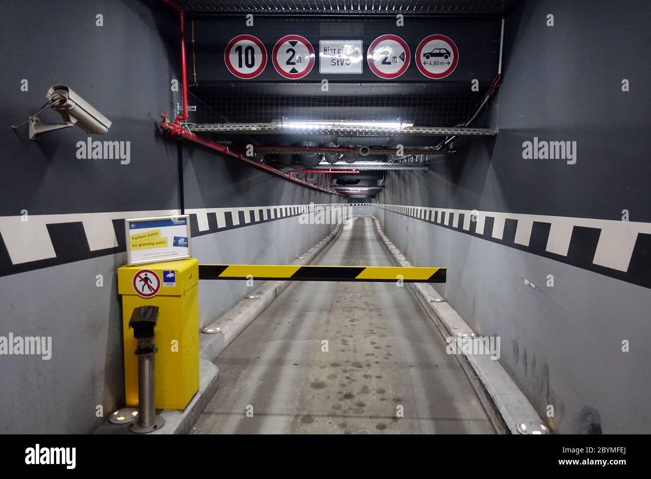 13.10.2019, Berlin, , Allemagne - entrée à un garage. 00S191013D434CAROEX.JPG [AUTORISATION DU MODÈLE : NON APPLICABLE, AUTORISATION DU PROPRIÉTAIRE : NON (c) caro im Banque D'Images