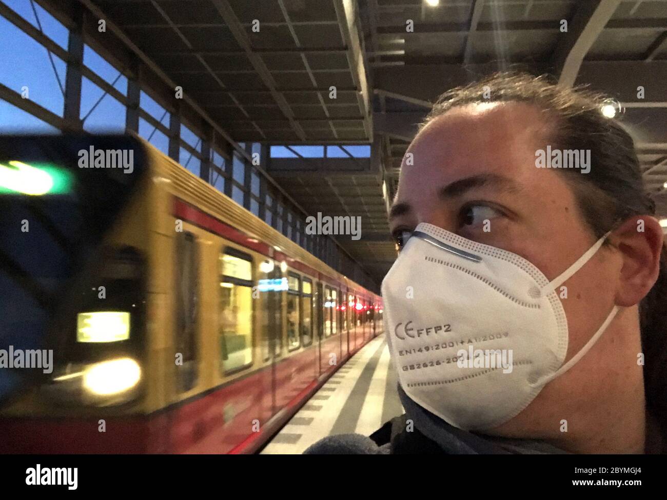 23.04.2020, Berlin, Allemagne - une femme à une station de S-Bahn porte un masque respiratoire en période de pandémie de couronne. 00S200423D057CAROEX.JPG [MODÈLE RELEA Banque D'Images