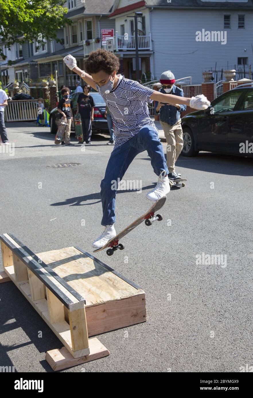 Les garçons font de l'exercice et laissent un peu de vapeur, de skateboard dans une rue désignée dans le quartier résidentiel de Brooklyn Kensington pendant le Covid-1 Banque D'Images