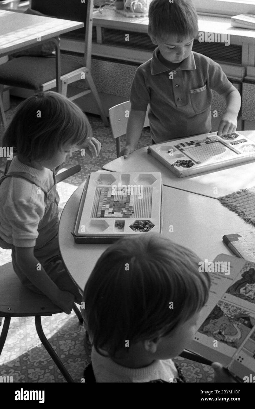 13.03.2019, Berlin, , GDR - enfants jouant dans un jardin d'enfants avec un jeu de prises mozaika. 00S840801D016CAROEX.JPG [AUTORISATION DU MODÈLE : NON, AUTORISATION DU PROPRIÉTAIRE : Banque D'Images