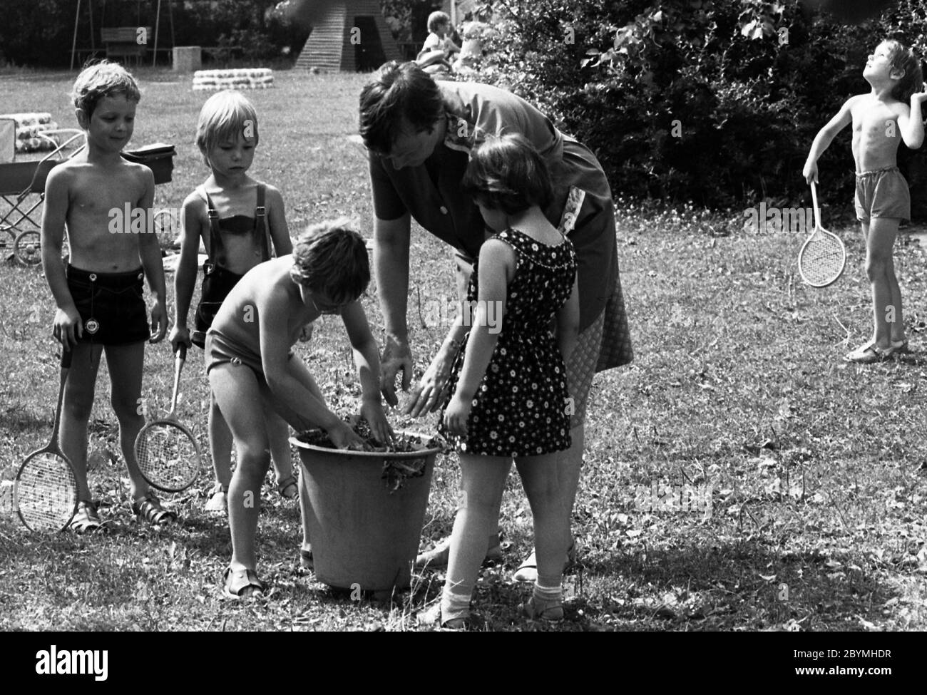12.03.2019, Berlin, , RDA - enfants et éducateur dans un jardin d'enfants. 00S840801D010CAROEX.JPG [AUTORISATION DU MODÈLE : NON, AUTORISATION DU PROPRIÉTAIRE : NON (c) images de CARO Banque D'Images