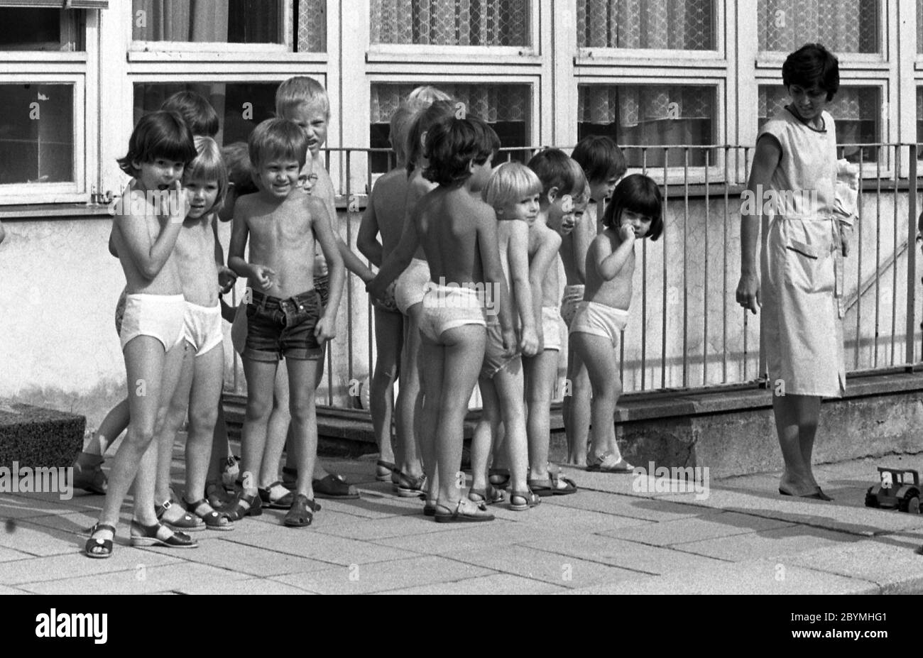 11.03.2019, Berlin, , RDA - enfants et éducateur dans un jardin d'enfants. 00S840801D035CAROEX.JPG [AUTORISATION DU MODÈLE : NON, AUTORISATION DU PROPRIÉTAIRE : NON (c) images de CARO Banque D'Images