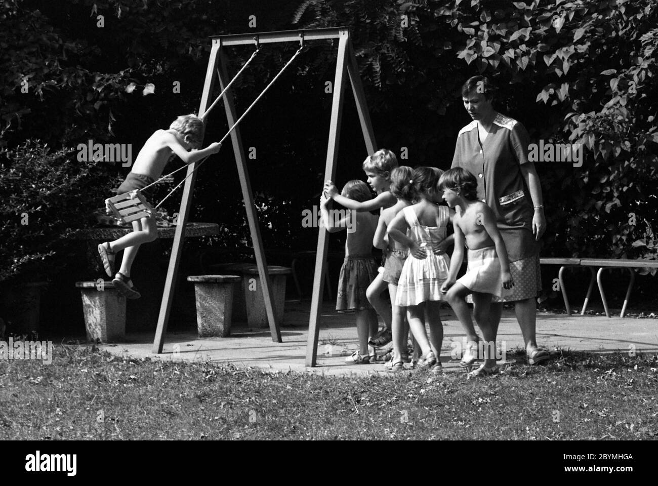 12.03.2019, Berlin, , RDA - enfants et éducateur dans un jardin d'enfants. 00S840801D029CAROEX.JPG [AUTORISATION DU MODÈLE : NON, AUTORISATION DU PROPRIÉTAIRE : NON (c) images de CARO Banque D'Images