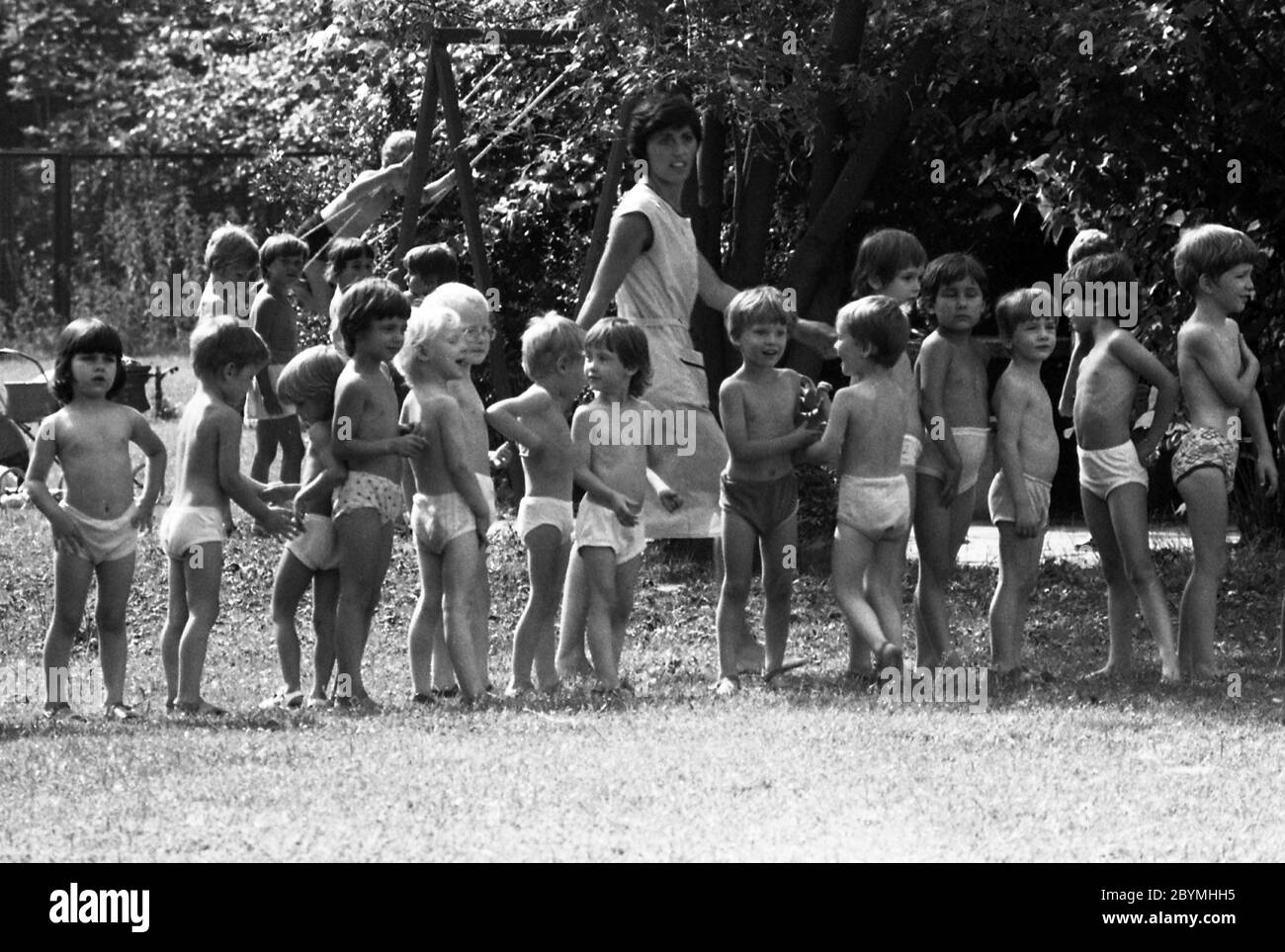 12.03.2019, Berlin, , RDA - enfants et éducateur dans un jardin d'enfants. 00S840801D031CAROEX.JPG [AUTORISATION DU MODÈLE : NON, AUTORISATION DU PROPRIÉTAIRE : NON (c) images de CARO Banque D'Images