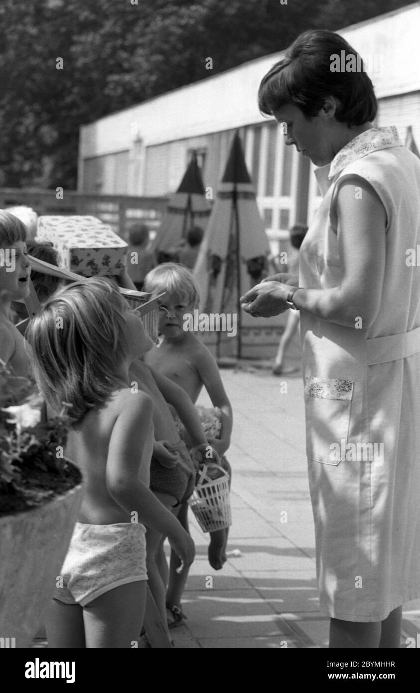 12.03.2019, Berlin, , RDA - enfants et éducateur dans un jardin d'enfants. 00S840801D032CAROEX.JPG [AUTORISATION DU MODÈLE : NON, AUTORISATION DU PROPRIÉTAIRE : NON (c) images de CARO Banque D'Images