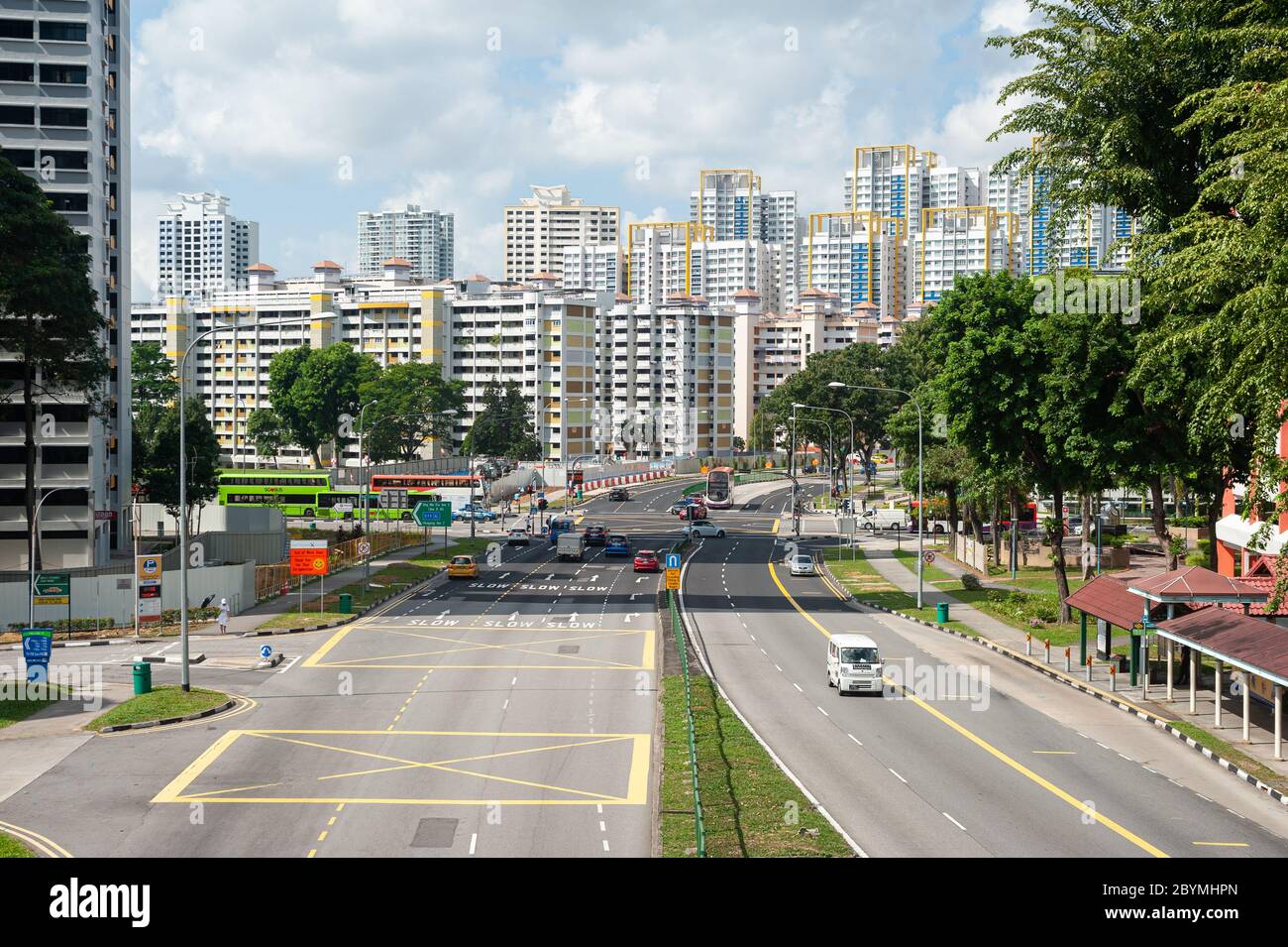 19.04.2020, Singapour, , Singapour - circulation urbaine restreinte à travers un quartier résidentiel dans le quartier d'Ang Mo Kio avec des immeubles dans le backgr Banque D'Images
