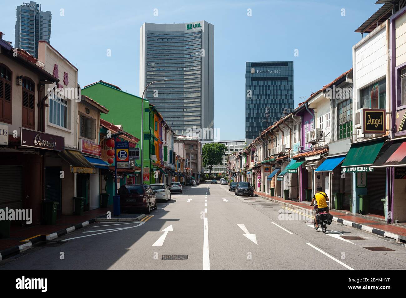 05.05.2020, Singapour, , Singapour - les anciens bâtiments de style traditionnel sont surmontés par des bâtiments modernes de haute hauteur dans le quartier musulman Banque D'Images