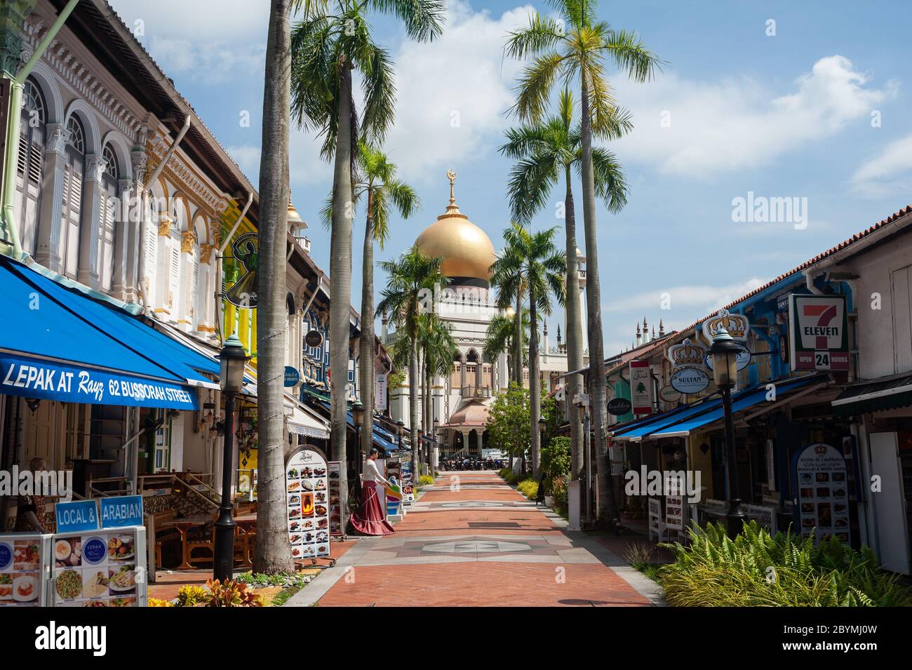 05.05.2020, Singapour, , Singapour - vue extérieure de la mosquée du Sultan (Sultan Masjid) dans le quartier musulman (Kampong Glam) avec des magasins fermés dans le Banque D'Images