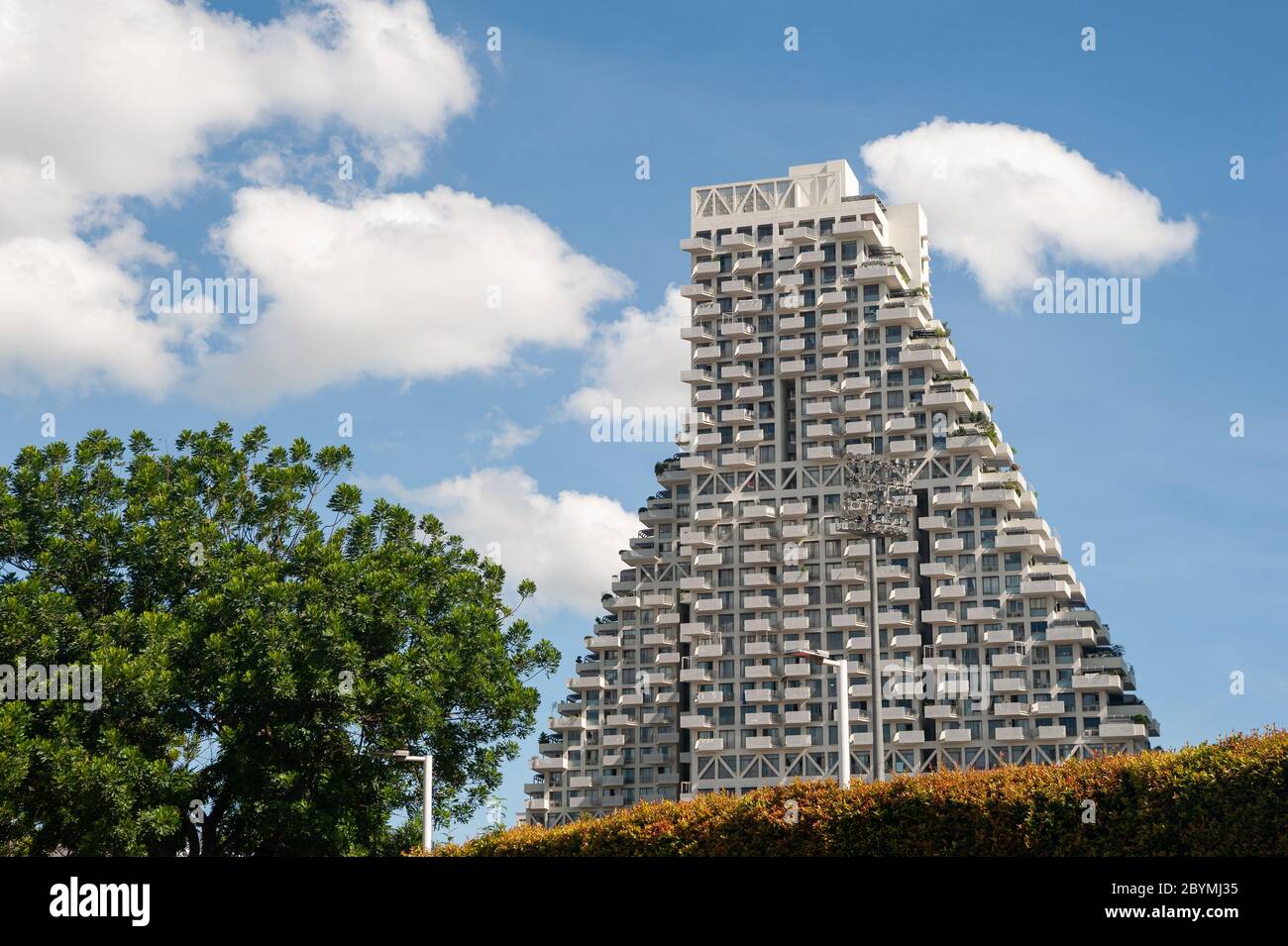 09.05.2020, Singapour, , Singapour - vue sur la tour résidentielle Sky Habitat dans le quartier de Bishan, conçue par l'architecte israélien-canadien Mosh Banque D'Images