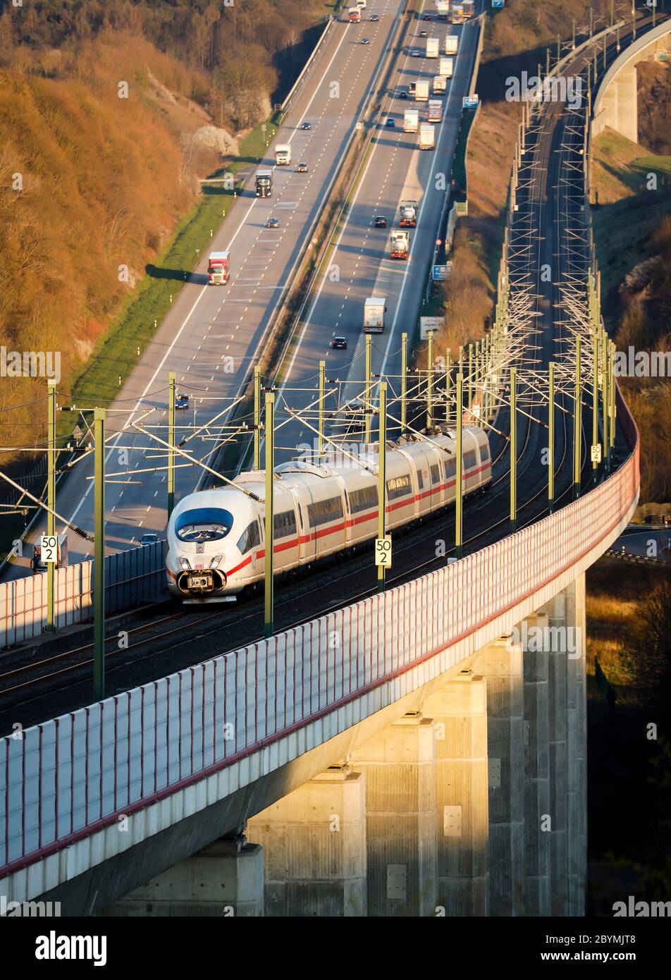 30.04.2020, Neustadt, Rhénanie-Palatinat, Allemagne - Paysage de la circulation, TRAIN ICE de la Deutsche Bahn AG fonctionne sur la ligne à grande vitesse Cologne - Frank Banque D'Images